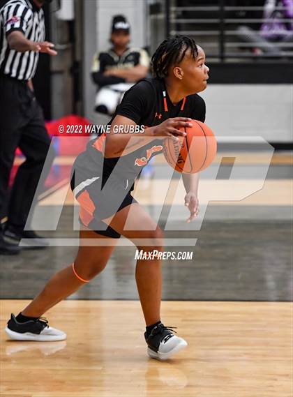 Thumbnail 2 in Gladewater vs. Mount Vernon (UIL 3A Region 2 Region Quarterfinal) photogallery.