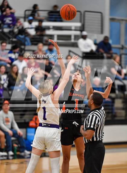 Thumbnail 3 in Gladewater vs. Mount Vernon (UIL 3A Region 2 Region Quarterfinal) photogallery.