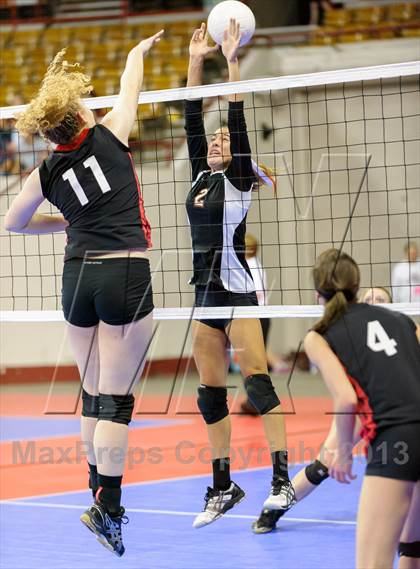 Thumbnail 3 in Gunnison vs. Sterling (CHSAA 3A Pool III) photogallery.