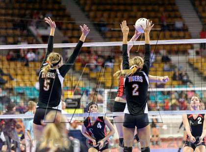 Thumbnail 2 in Gunnison vs. Sterling (CHSAA 3A Pool III) photogallery.