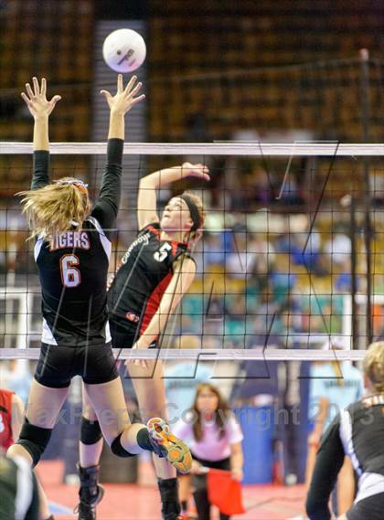 Thumbnail 3 in Gunnison vs. Sterling (CHSAA 3A Pool III) photogallery.