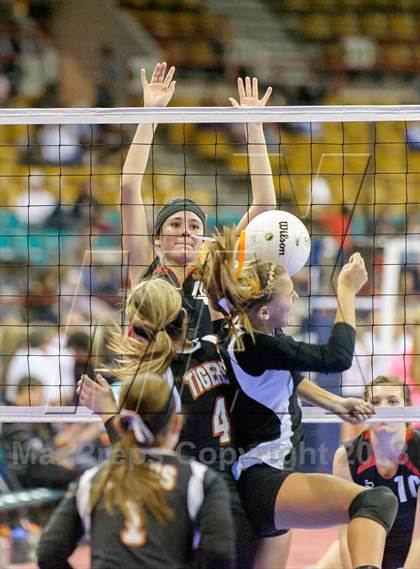 Thumbnail 2 in Gunnison vs. Sterling (CHSAA 3A Pool III) photogallery.