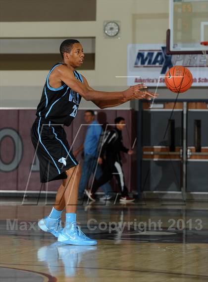 Thumbnail 3 in JW North vs. Foothill (MaxPreps Holiday Classic) photogallery.