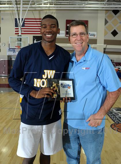 Thumbnail 1 in JW North vs. Foothill (MaxPreps Holiday Classic) photogallery.