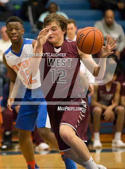 Thumbnail 2 in Belleville West vs. East St. Louis photogallery.