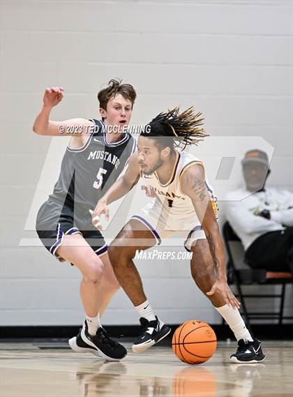 Thumbnail 3 in Dumas vs. Central Arkansas Christian (AAA 3A State Playoff second round) photogallery.