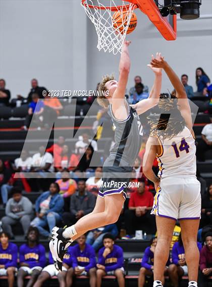 Thumbnail 2 in Dumas vs. Central Arkansas Christian (AAA 3A State Playoff second round) photogallery.