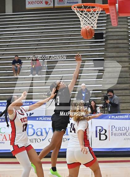 Thumbnail 3 in Lake Ridge vs. Corpus Christi Veterans Memorial (McDonald's Texas Invitational) photogallery.