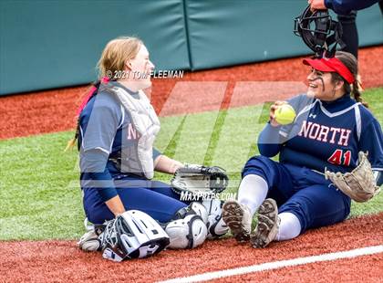 Thumbnail 2 in Topeka vs Olathe North (KSHSAA 6A Championship) photogallery.