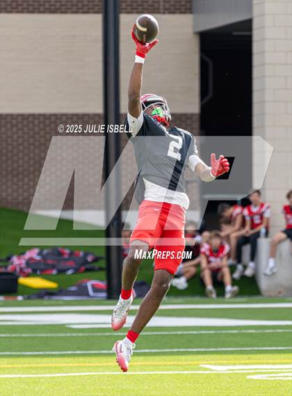 Thumbnail 3 in Lake Travis vs. North Shore (UIL 6A D1 Football Semifinals) photogallery.