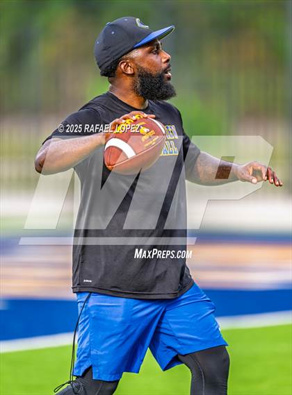 Thumbnail 2 in Beaumont United vs. Channelview (Scrimmage) photogallery.