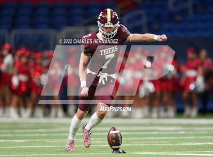 Thumbnail 1 in Harlingen vs Dripping Springs (UIL 6A Division II Regional Semifinals) photogallery.