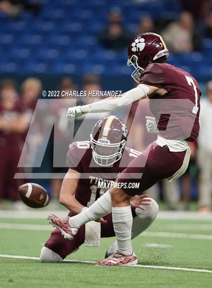 Thumbnail 1 in Harlingen vs Dripping Springs (UIL 6A Division II Regional Semifinals) photogallery.