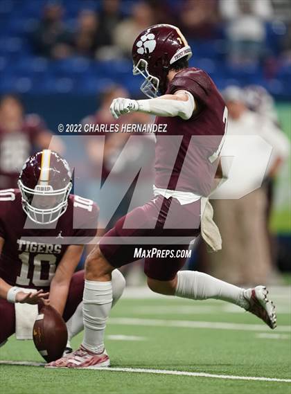 Thumbnail 1 in Harlingen vs Dripping Springs (UIL 6A Division II Regional Semifinals) photogallery.