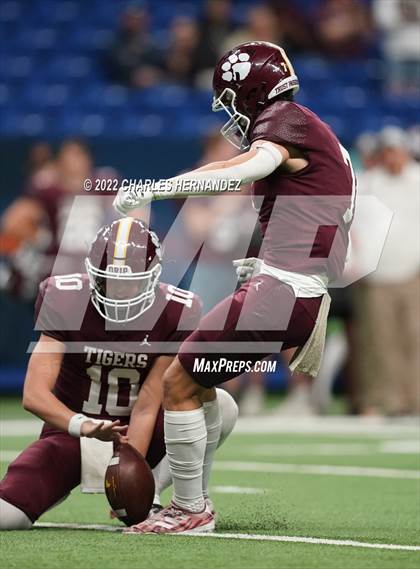 Thumbnail 2 in Harlingen vs Dripping Springs (UIL 6A Division II Regional Semifinals) photogallery.