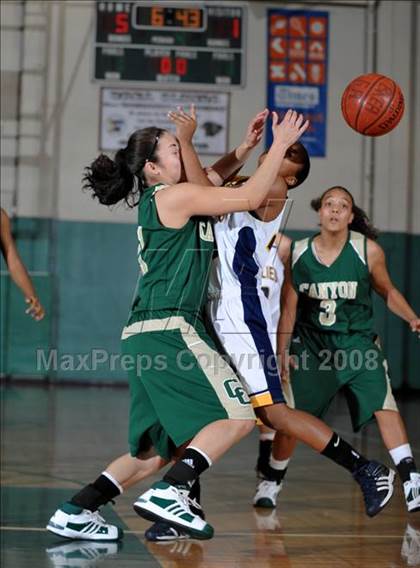 Thumbnail 3 in Canyon vs. Los Osos (Ladycat Classic) photogallery.