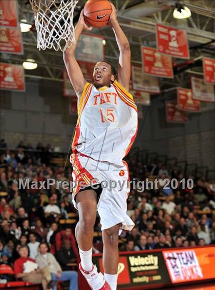 Thumbnail 1 in Taft vs. St. Patrick (Nike Extravaganza) photogallery.