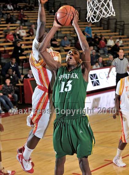 Thumbnail 1 in Taft vs. St. Patrick (Nike Extravaganza) photogallery.