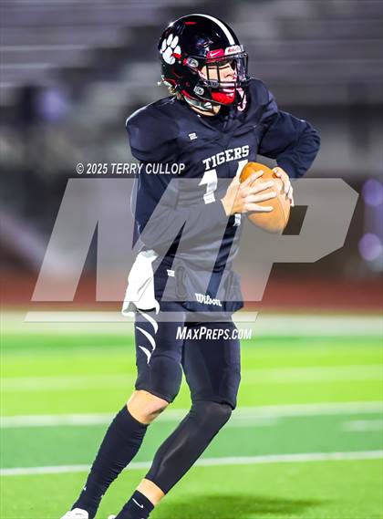 Thumbnail 2 in Milford vs. Monticello (UHSAA 8 Man Semi Final) photogallery.