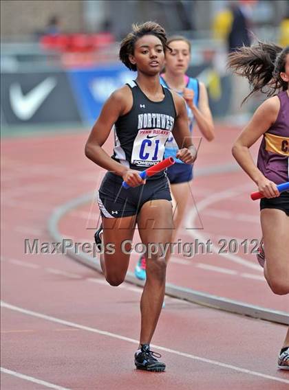 Thumbnail 3 in Penn Relays (4x800 Heats - Event 105) photogallery.