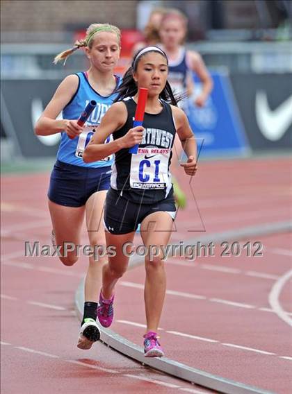 Thumbnail 3 in Penn Relays (4x800 Heats - Event 105) photogallery.