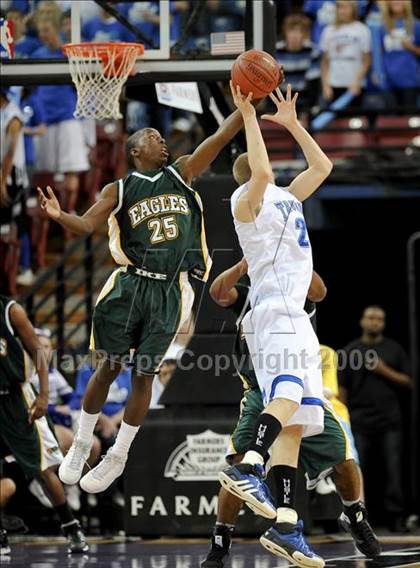 Thumbnail 2 in Rocklin vs. Eisenhower (CIF State D2 Final) photogallery.