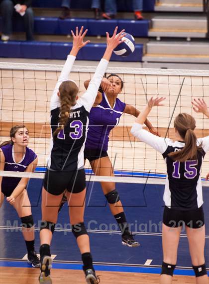 Thumbnail 1 in Arvada West vs. Douglas County (Titan Classic) photogallery.