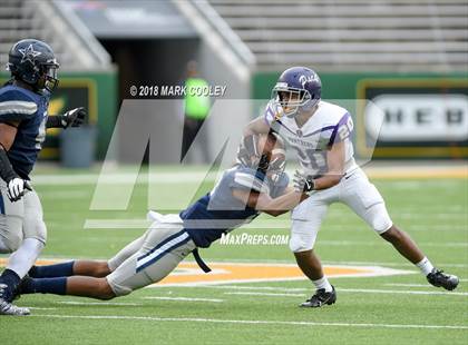 Thumbnail 3 in Lone Star vs. Lufkin (UIL 5A D1 Area) photogallery.