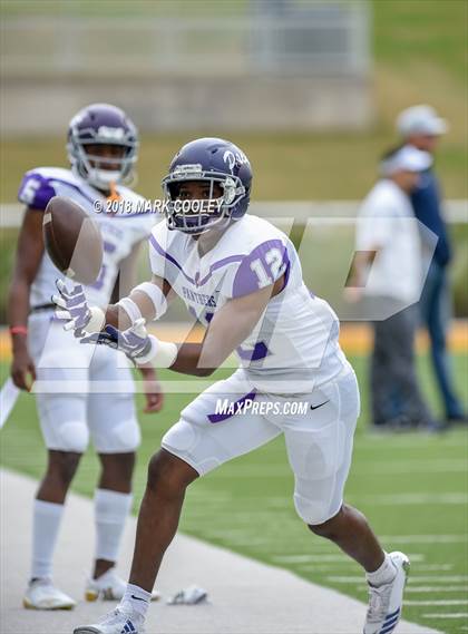 Thumbnail 3 in Lone Star vs. Lufkin (UIL 5A D1 Area) photogallery.