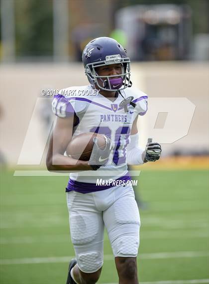 Thumbnail 2 in Lone Star vs. Lufkin (UIL 5A D1 Area) photogallery.
