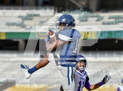 Thumbnail 1 in Lone Star vs. Lufkin (UIL 5A D1 Area) photogallery.