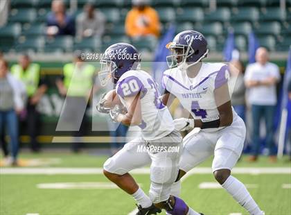Thumbnail 3 in Lone Star vs. Lufkin (UIL 5A D1 Area) photogallery.