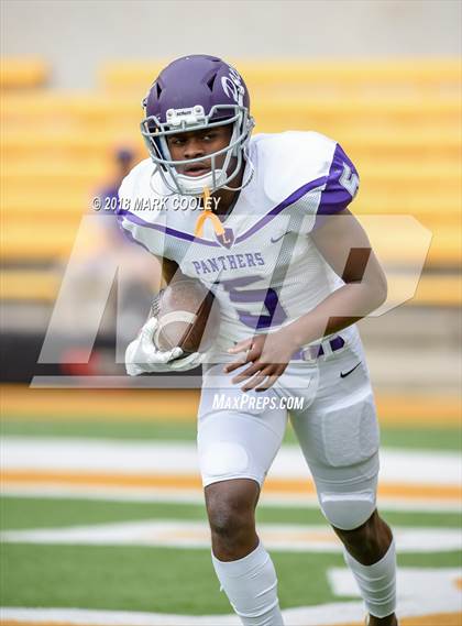 Thumbnail 2 in Lone Star vs. Lufkin (UIL 5A D1 Area) photogallery.