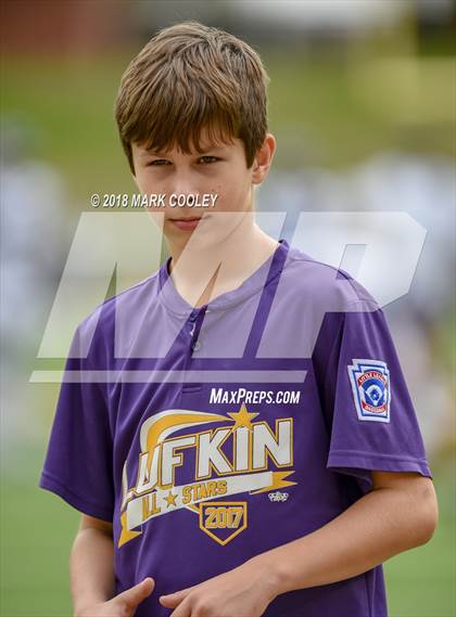 Thumbnail 3 in Lone Star vs. Lufkin (UIL 5A D1 Area) photogallery.