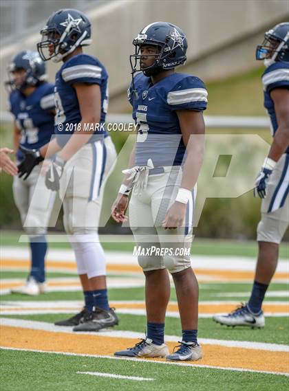 Thumbnail 2 in Lone Star vs. Lufkin (UIL 5A D1 Area) photogallery.