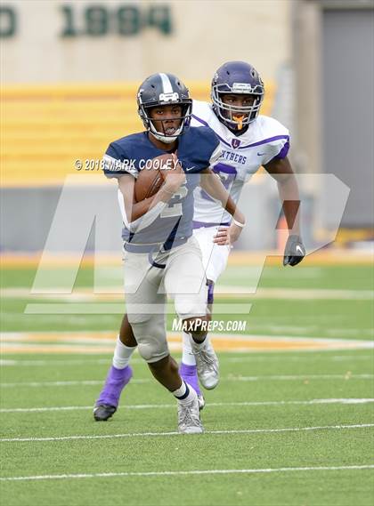 Thumbnail 3 in Lone Star vs. Lufkin (UIL 5A D1 Area) photogallery.