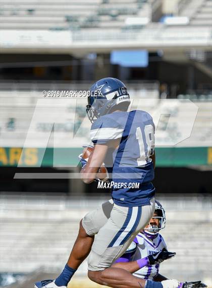 Thumbnail 3 in Lone Star vs. Lufkin (UIL 5A D1 Area) photogallery.
