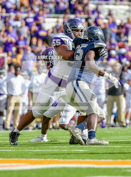 Thumbnail 1 in Lone Star vs. Lufkin (UIL 5A D1 Area) photogallery.
