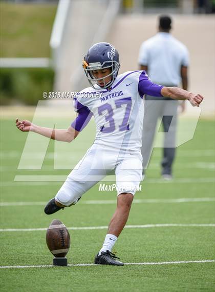 Thumbnail 3 in Lone Star vs. Lufkin (UIL 5A D1 Area) photogallery.