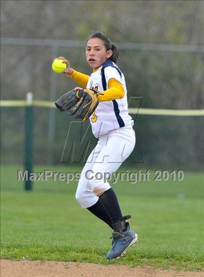 Thumbnail 3 in Alhambra vs. Casa Roble (Victory Pre-Season Tournament) photogallery.