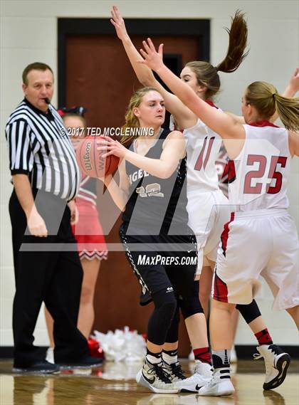 Thumbnail 3 in Pangburn vs. Bigelow (AAA 2A District Playoff) photogallery.