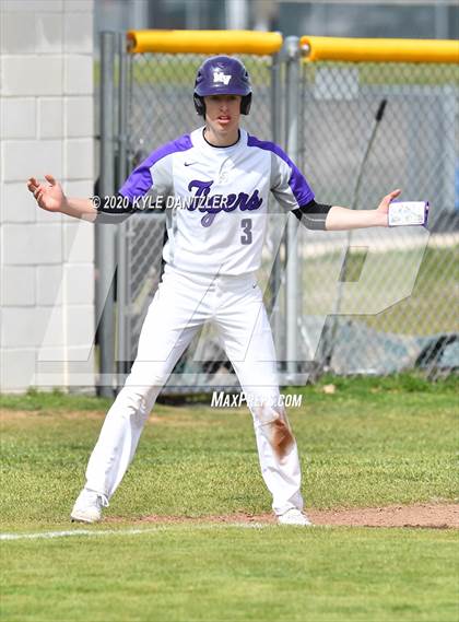 Thumbnail 2 in Honey Grove vs Mt. Vernon (Blue Ridge Tournament) photogallery.