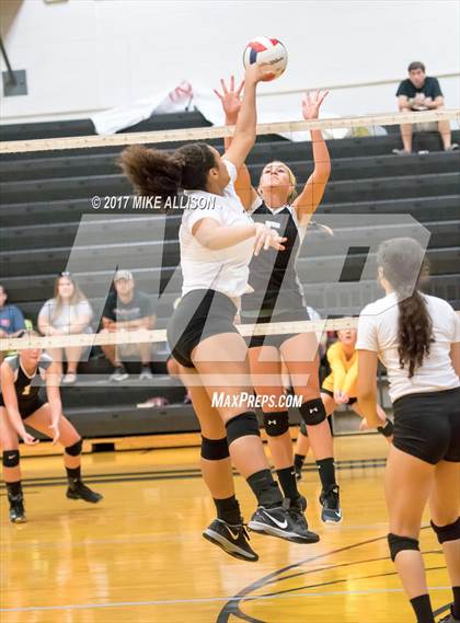 Thumbnail 2 in Notre Dame vs Upperman photogallery.