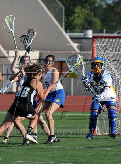Thumbnail 1 in El Dorado vs. Valencia photogallery.