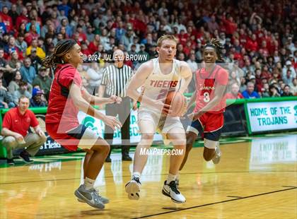 Thumbnail 3 in Kokomo vs. Fishers (IHSAA 4A Regional 3 Championship) photogallery.