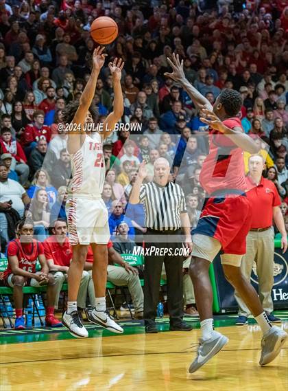 Thumbnail 1 in Kokomo vs. Fishers (IHSAA 4A Regional 3 Championship) photogallery.