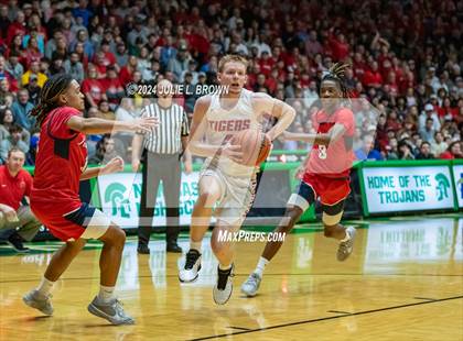 Thumbnail 1 in Kokomo vs. Fishers (IHSAA 4A Regional 3 Championship) photogallery.
