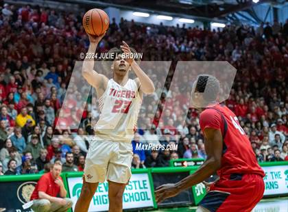 Thumbnail 3 in Kokomo vs. Fishers (IHSAA 4A Regional 3 Championship) photogallery.