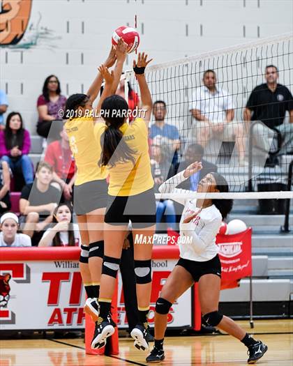 Thumbnail 3 in Alief Hastings vs. Fort Bend Travis photogallery.