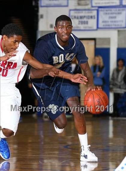 Thumbnail 2 in St. John Bosco vs. Serra (Windward Classic) photogallery.